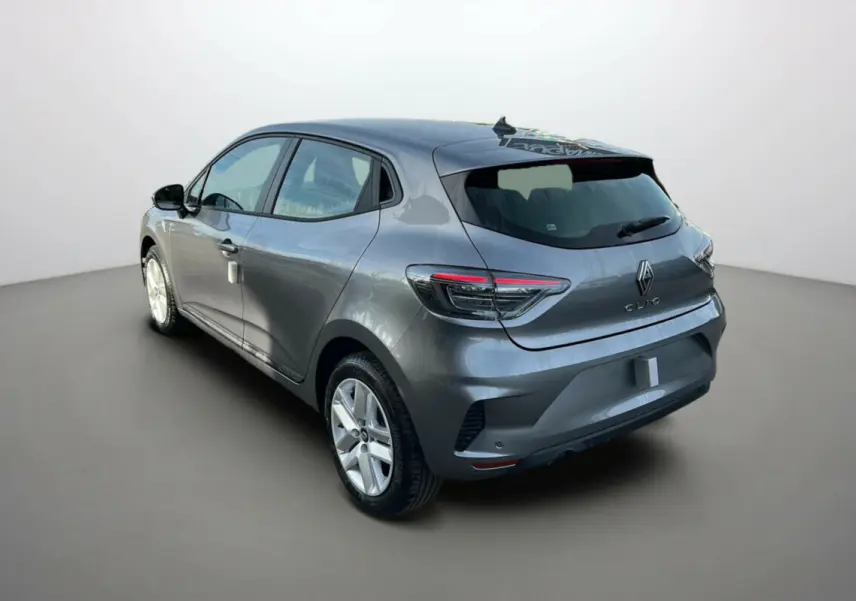 Renault Clio gris schiste vue 3/4 arrière droit, feux LED et jantes alliage visibles sur fond neutre.