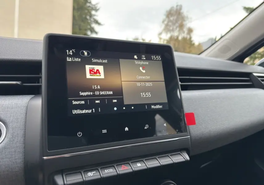 Vue intérieure centrée sur l'écran tactile 7 pouces du tableau de bord de la Renault Clio gris schiste 2025.