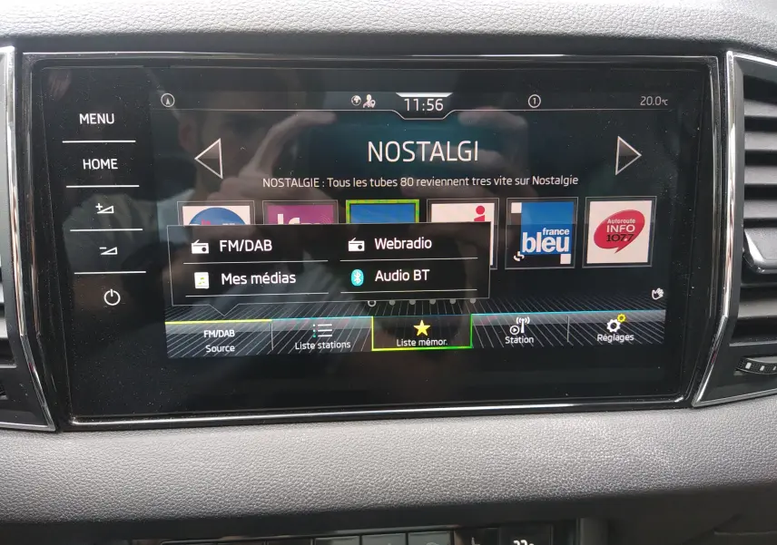 Écran tactile central du Skoda Karoq 2022 affichant les options radio et médias, avec commandes tactiles sur fond noir.
