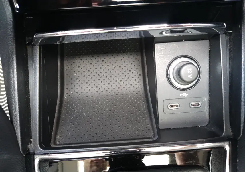 Vue rapprochée de la console centrale du Skoda Karoq gris 2022, avec prise 12V et ports USB-C visibles.