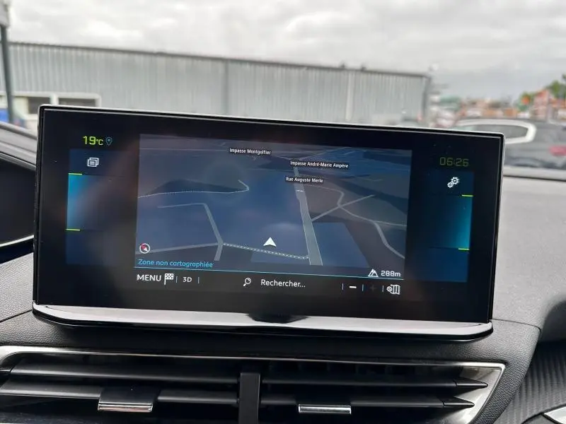 Écran tactile central du tableau de bord du Peugeot 3008 Hybride Rechargeable noir, affichant la navigation GPS.