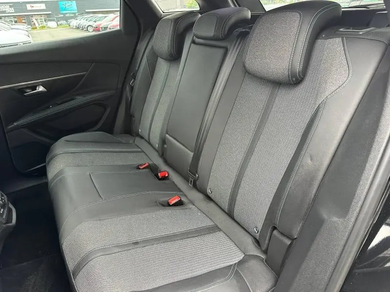 Vue côté gauche de la banquette arrière en tissu et cuir noir du Peugeot 3008 Hybride Rechargeable 2024.