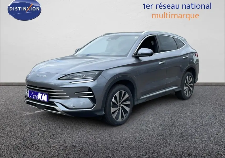Vue 3/4 avant d’un BYD SEAL U gris métallisé, avec calandre épurée et jantes bi-ton distinctives.