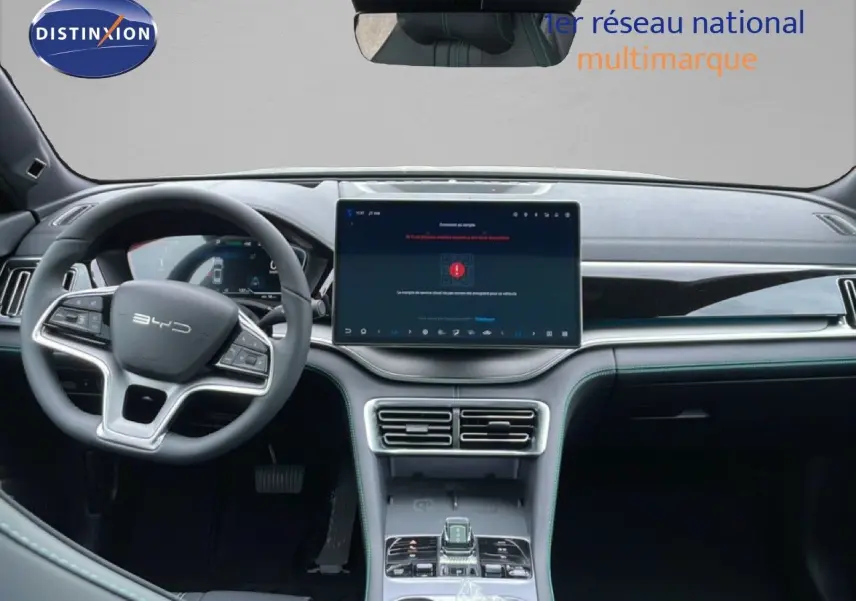 Vue intérieure frontale du tableau de bord du BYD SEAL U 2026 en finition Comfort, avec écran tactile central et volant cuir noir.
