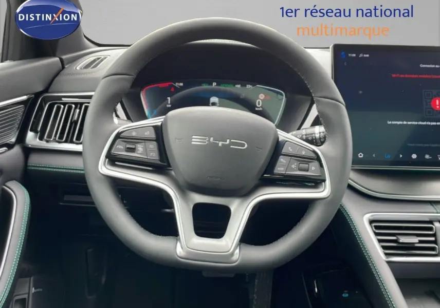 Vue intérieure centrée sur le volant BYD d’un SEAL U 2026 avec tableau de bord digital et écran tactile.