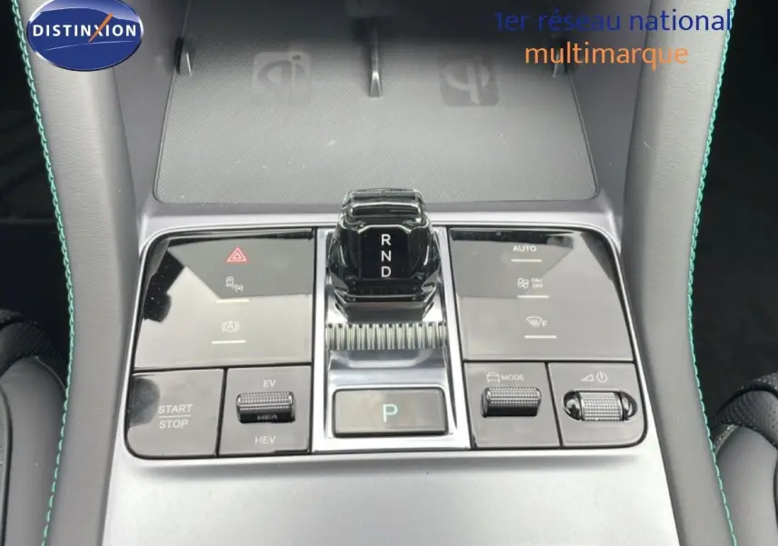 Gros plan sur la console centrale du BYD SEAL U 2026 en gris avec levier de vitesses et commandes tactiles.