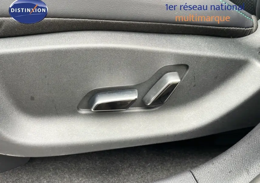 Gros plan sur les commandes électriques du siège conducteur d’un BYD SEAL U gris Time Grey Metal.