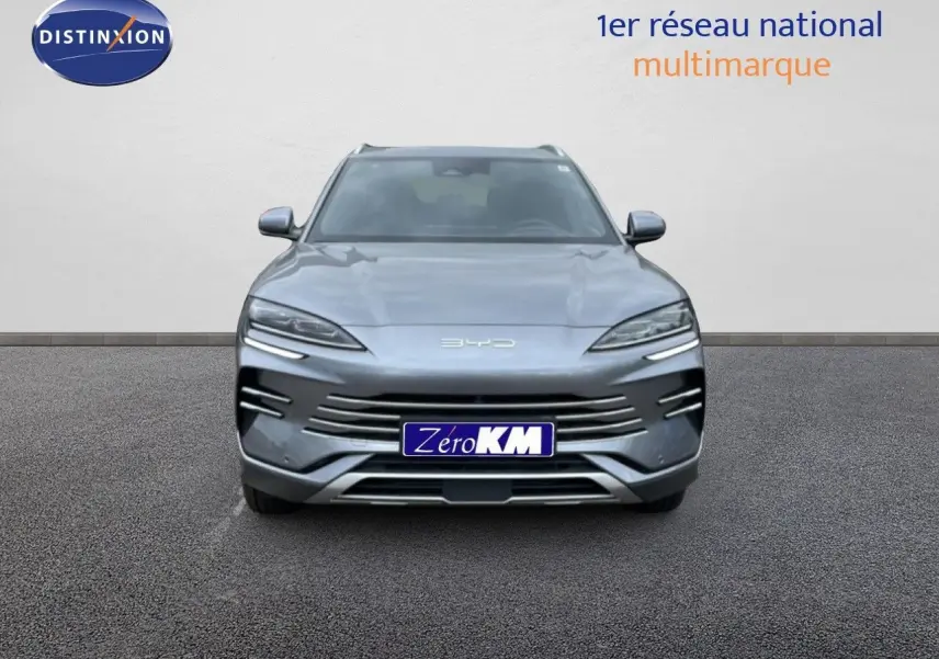 Vue avant du BYD SEAL U 1.5L DM-i PHEV 218CH Comfort en gris métallisé avec calandre et phares LED fins.
