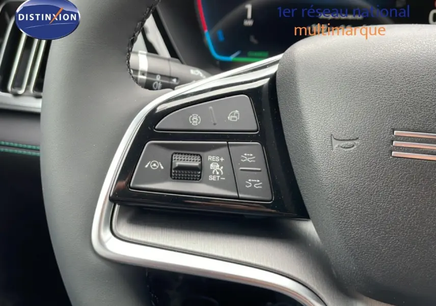 Gros plan sur les commandes gauche du volant noir du BYD SEAL U 2026, avec boutons de régulateur et aides à la conduite.