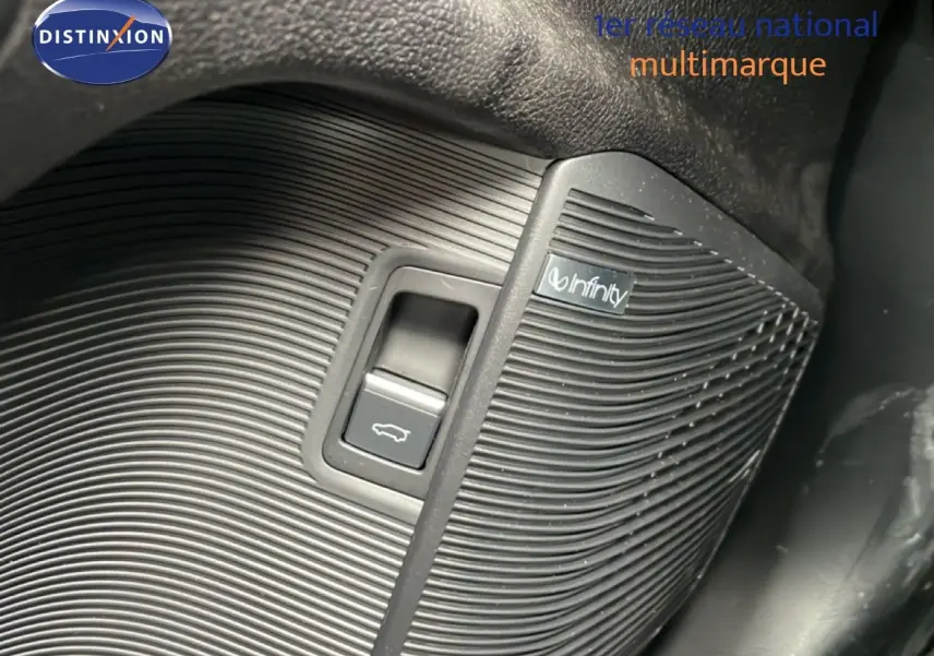 Gros plan sur le bouton d'ouverture du coffre avec haut-parleur Infinity intégré, intérieur noir du BYD SEAL U 2026.