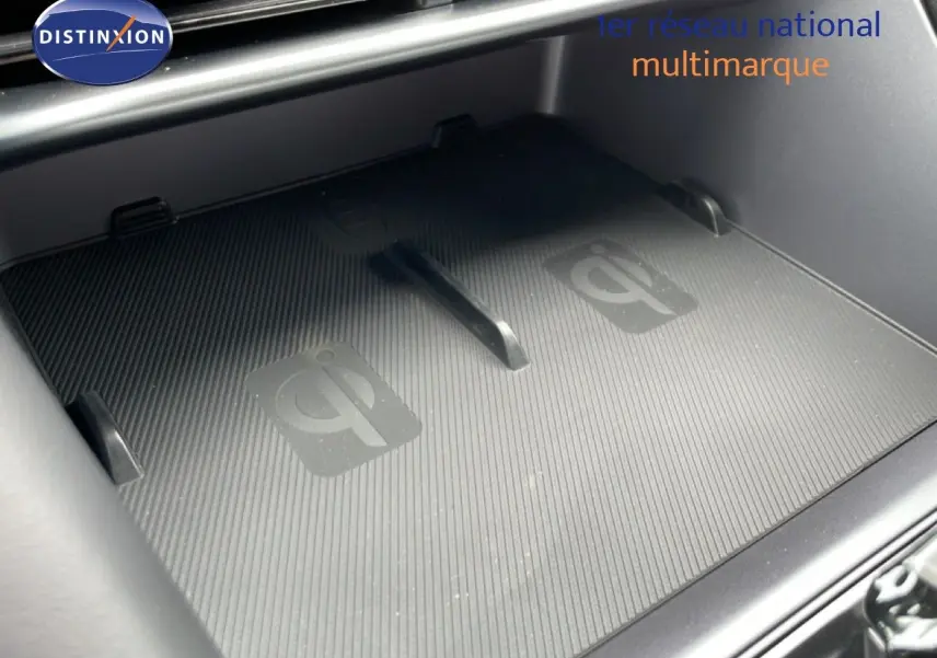 Gros plan sur le chargeur sans fil intérieur du BYD SEAL U 2026 en finition TIME GREY METAL.