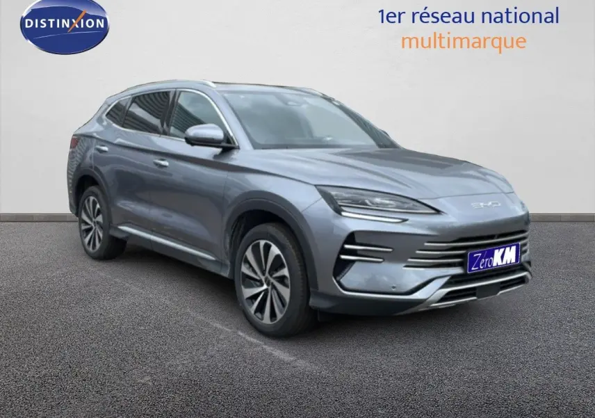 Vue 3/4 avant du SUV BYD SEAL U gris métallisé avec calandre moderne et jantes distinctives.