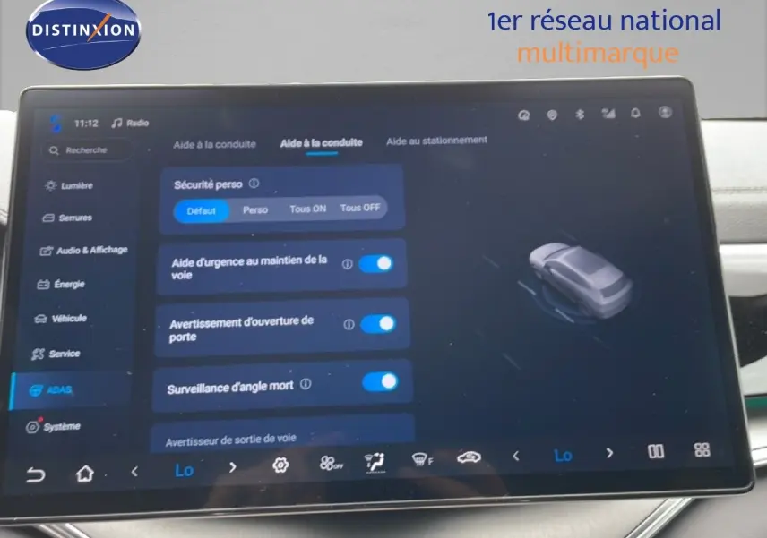 Écran tactile intérieur du BYD SEAL U 2026 affichant les options d’aide à la conduite sur fond sombre.