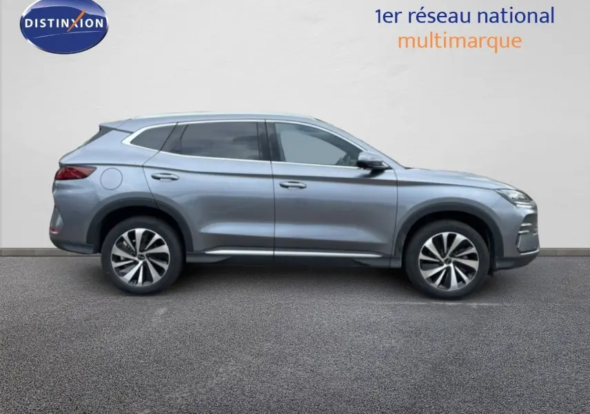 Vue de profil côté gauche du SUV BYD SEAL U 2026 en gris métallisé avec jantes bicolores et vitres teintées.