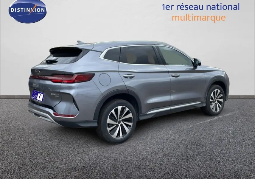 Vue 3/4 arrière droite d'un SUV BYD SEAL U gris métallisé avec feux arrière LED et jantes alliage bicolores.
