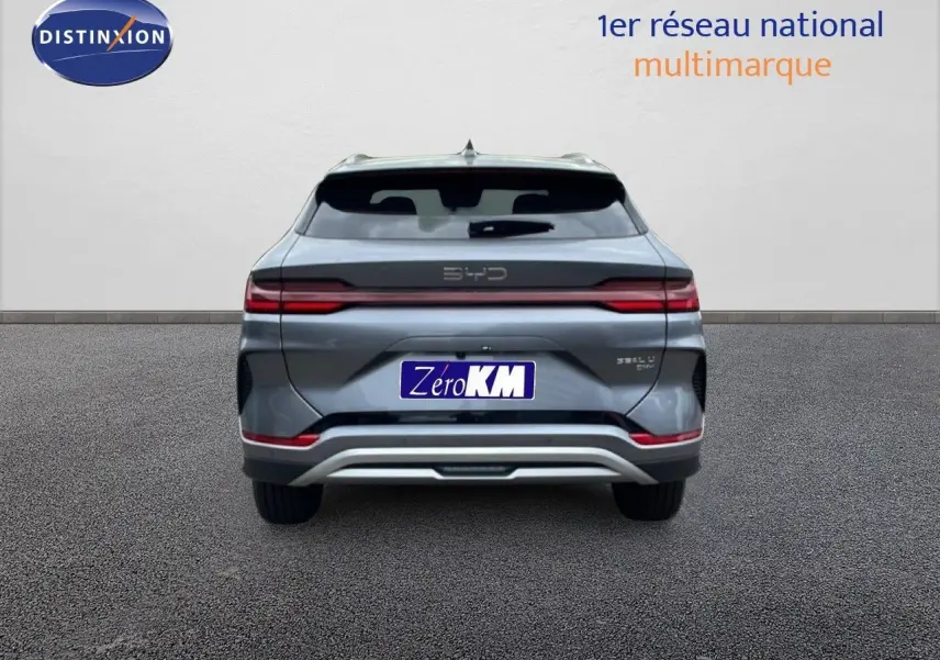 Vue arrière du BYD SEAL U 2026 en gris métallisé TIME GREY, avec feux LED horizontaux et logo BYD centré.