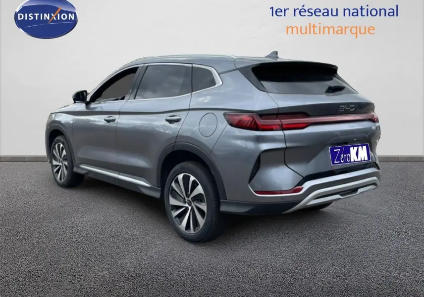 Vue 3/4 arrière droite du SUV BYD SEAL U hybride rechargeable gris métallisé avec feux arrière LED et jantes alliage.