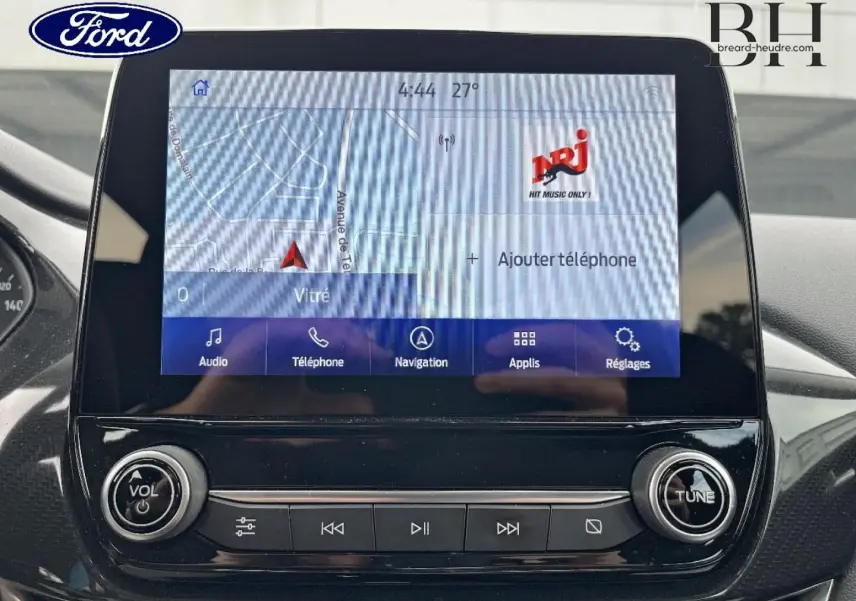 Écran tactile central du Ford Puma 2023 montrant la navigation et les options multimédia, intérieur noir.