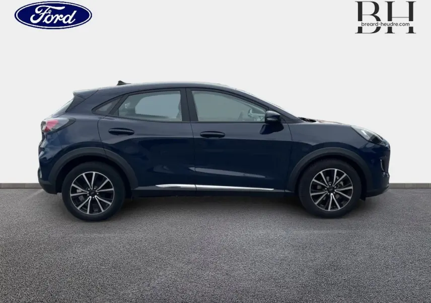 Vue de profil côté gauche du Ford Puma 2023 bleu Abysse avec jantes alliage 17 pouces et détails noirs.
