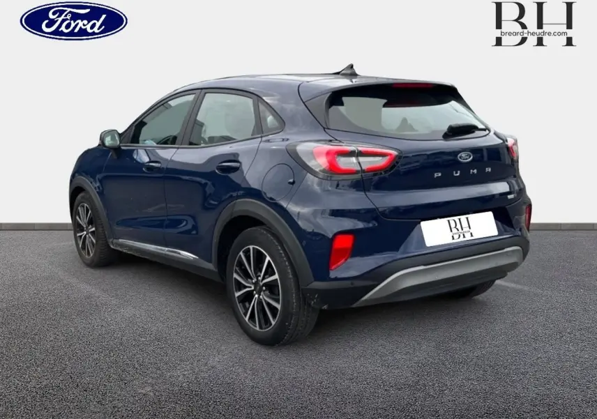Ford Puma bleu Abysse en 3/4 arrière droit, avec feux LED et jantes alliage noires 17 pouces.