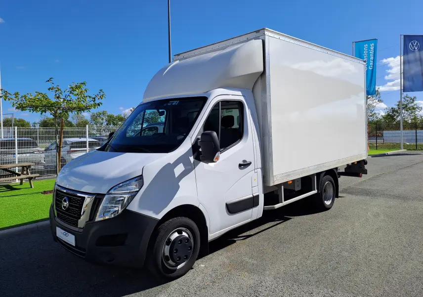 Nissan Interstar châssis cabine blanc vu en 3/4 avant droit, avec grande caisse de livraison et calandre noire.