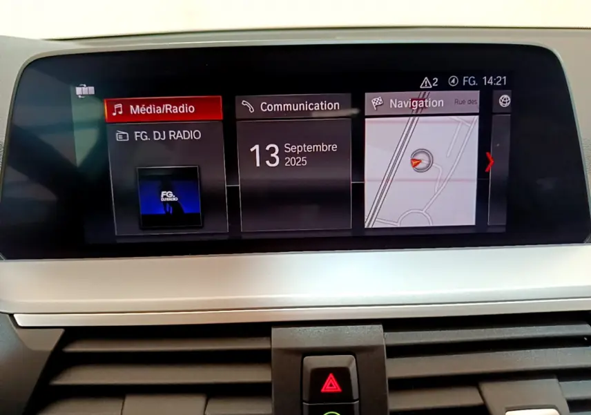 Écran multimédia 8,8 pouces du tableau de bord du BMW X3 noir, affichant radio, communication et navigation.