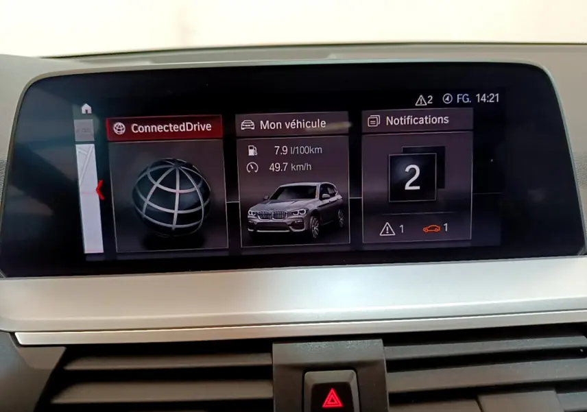 Écran multimédia du tableau de bord du BMW X3 2020 affichant consommation, vitesse et notifications.