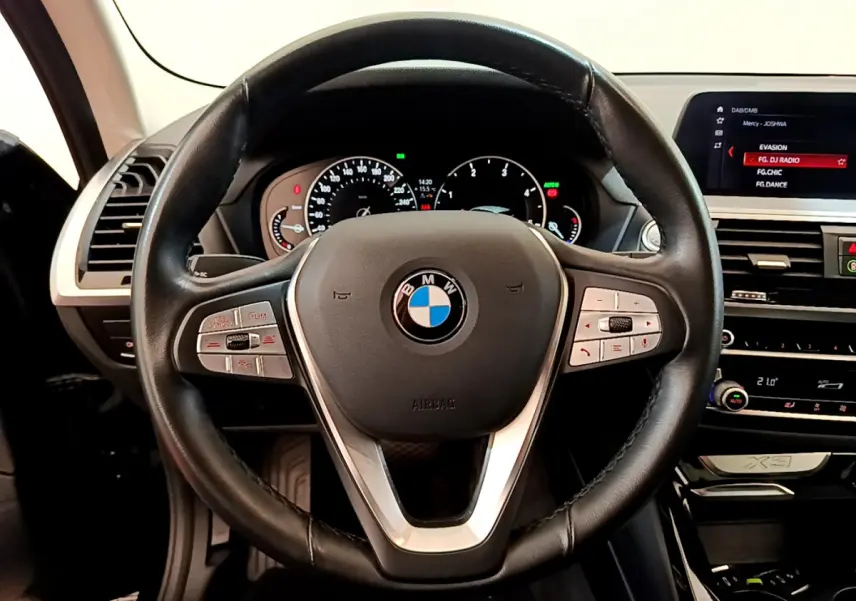 Volant cuir BMW avec commandes multifonctions, tableau de bord et écran central du BMW X3 noir xDrive20d 2020 vus de face