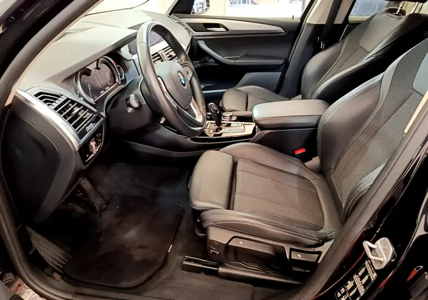 Intérieur côté conducteur BMW X3 xDrive20d 2020 noir, sièges cuir, tableau de bord et console centrale visibles
