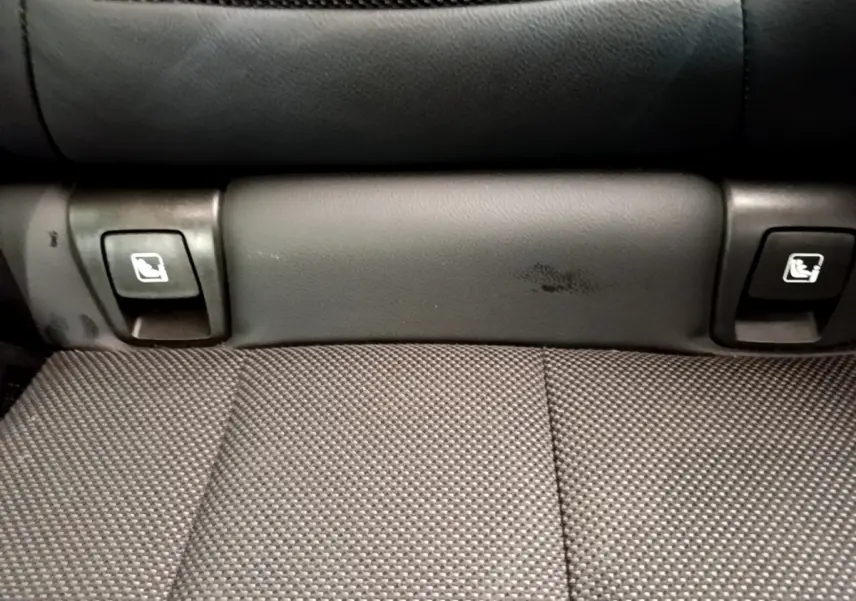Détail des commandes de rabattement des sièges arrière en tissu gris dans un BMW X3 noir xDrive20d 2020.