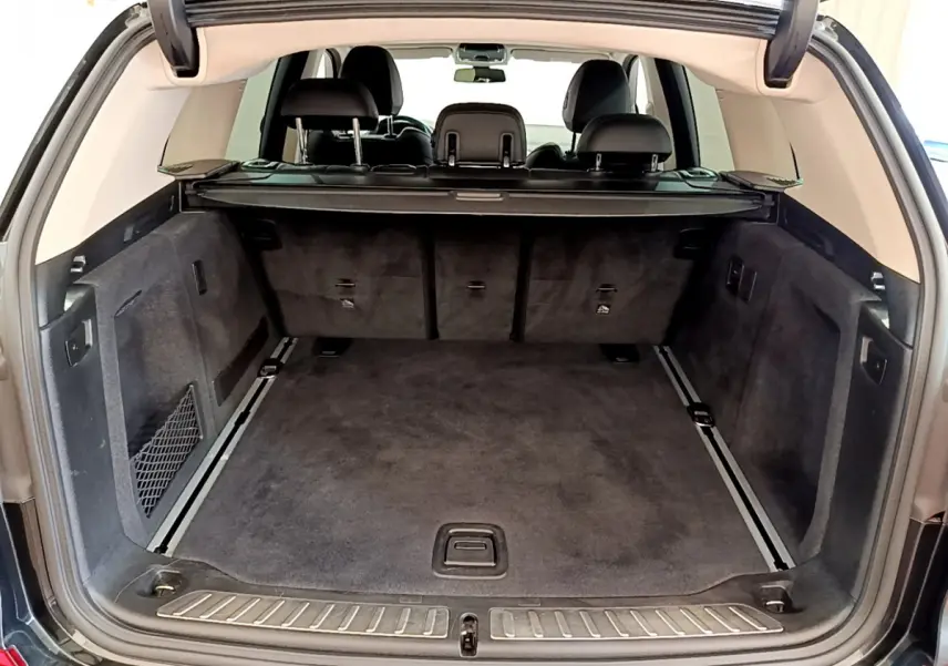 Coffre ouvert noir du BMW X3 xDrive20d 2020, vue arrière montrant l'espace de chargement et la banquette arrière.