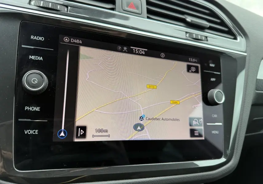 Écran tactile du système de navigation Discover Media du Volkswagen Tiguan 2022, vue rapprochée de la console centrale.