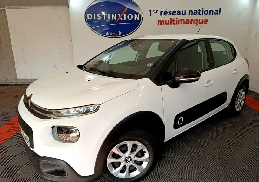 Citroën C3 blanche vue en 3/4 avant droit avec protections latérales noires et jantes alliage.