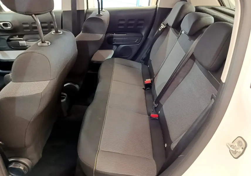 Vue intérieure côté droit sur la banquette arrière grise et noire de la Citroën C3 blanche de 2019.