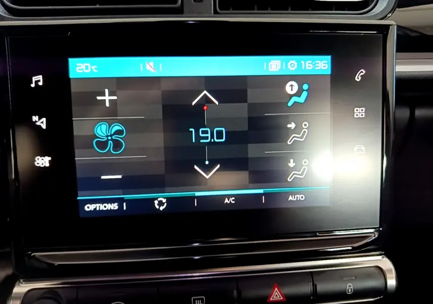 Écran tactile central affichant la climatisation à 19°C dans l'habitacle d'une Citroën C3 blanche de 2019.