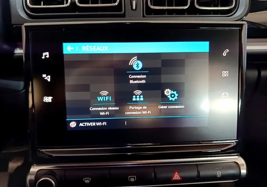 Écran tactile central de la Citroën C3 blanc 2019 affichant les options de connexion Wi-Fi et Bluetooth
