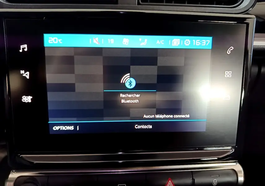 Écran tactile central de la Citroën C3 blanc 2019 affichant la recherche Bluetooth à 16h37