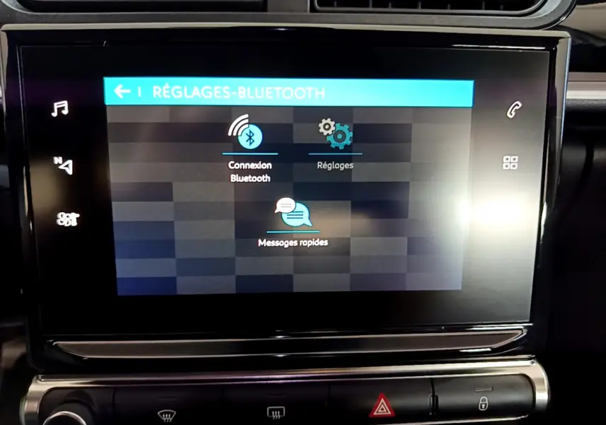 Écran tactile central affichant les réglages Bluetooth dans l'habitacle d'une Citroën C3 blanche de 2019.