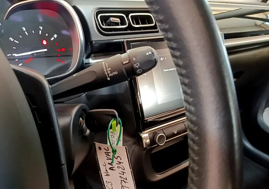 Vue intérieure rapprochée du tableau de bord et volant cuir noir de la Citroën C3 Shine Business 2019.