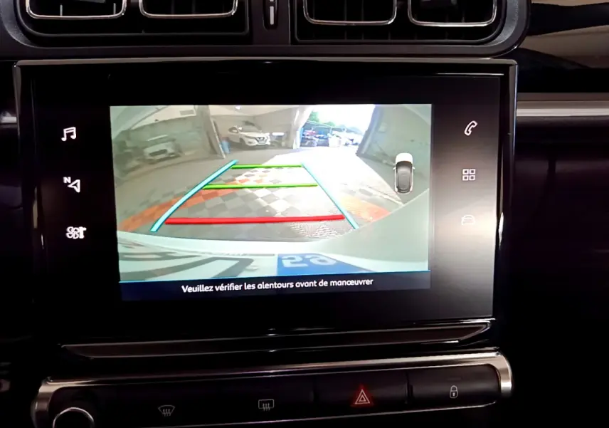 Écran tactile central montrant la caméra de recul avec guidage coloré dans une Citroën C3 blanche de 2019.