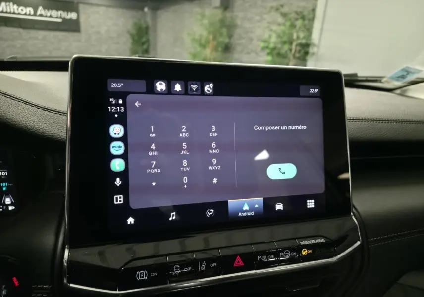 Écran tactile central affichant l'interface Android Auto dans l'habitacle du Jeep Compass blanc 2024.