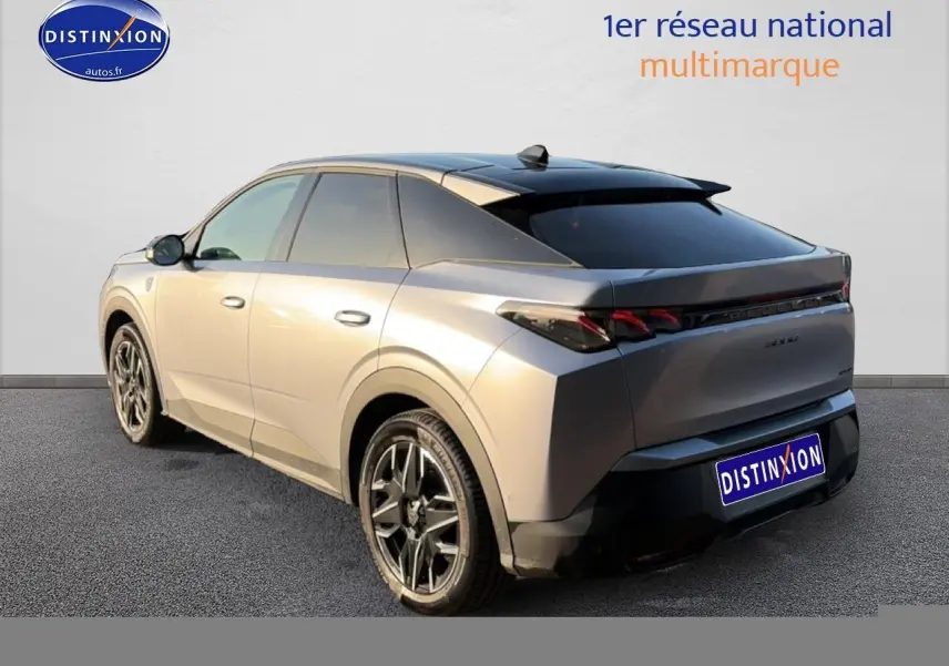 Vue 3/4 arrière droite du Peugeot 3008 gris 2025 avec jantes alliage et feux arrière LED distinctifs.