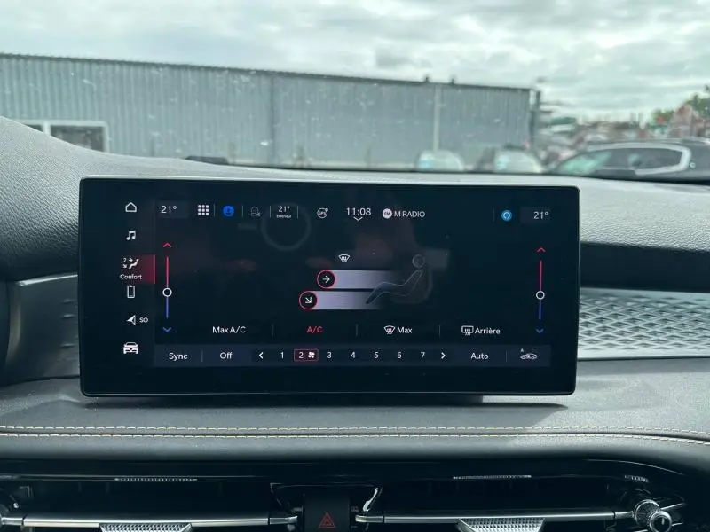Écran tactile central de l'Alfa Romeo Tonale 2025 affichant les réglages de climatisation et de confort intérieur.