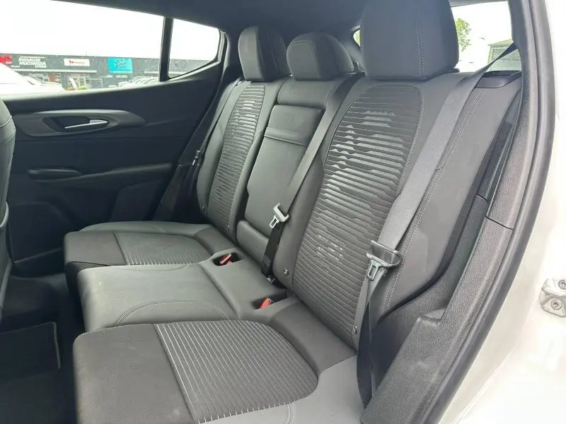 Vue côté droit de la banquette arrière en tissu noir et beige de l'Alfa Romeo Tonale 1.5 Hybrid 130ch Sprint blanche.