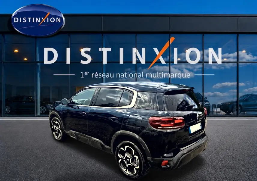 Vue 3/4 arrière droite d’un Citroën C5 Aircross noir 2024 avec jantes alu et vitres arrière teintées.