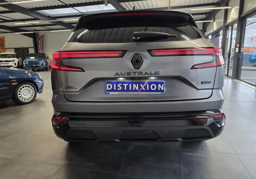 Vue arrière du Renault Austral gris foncé avec feux LED allumés et logo distinctif au centre du hayon.