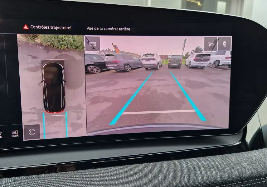 Affichage de la caméra de recul et vue 360° sur l'écran du tableau de bord de l'Audi Q6 e-tron gris Manhattan, version 2025.