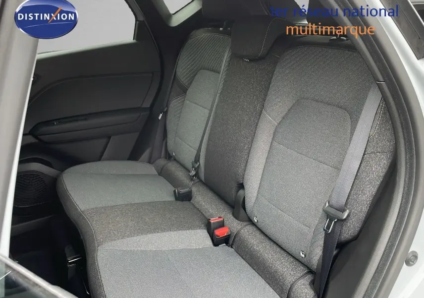 Vue intérieure sur les sièges arrière gris foncé et clair du Renault Captur E-Tech Hybrid 2025, côté droit ouvert.