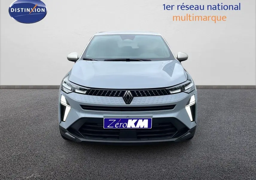 Vue frontale d'un Renault Captur gris Rafale métal avec calandre noire et feux LED allumés sur fond neutre.