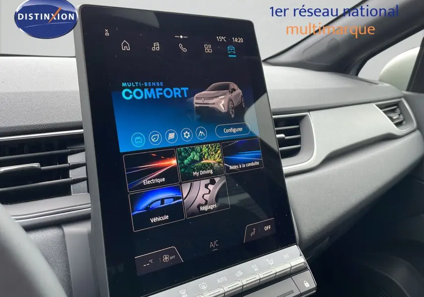 Tablette tactile centrale affichant les réglages de conduite dans l'habitacle gris clair du Renault Captur E-Tech hybride 2025.